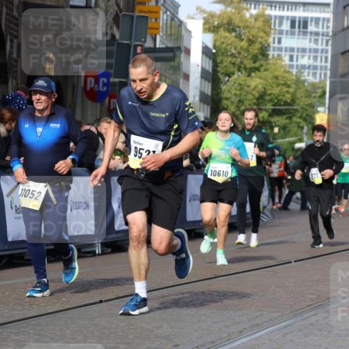 05.10.2025 - 20. swb-Marathon Bremen Strokosch-Dieckow http://msf.ph/oto/9237202 05.10.2025 10:55:49 Ziel 7147, 9521, 9621, 9871, 9882, 10253, 10287, 10385, 10610, 10653, 10654, 10800, 11052, 11249, 11439, 11624 meine-sportfotos.de