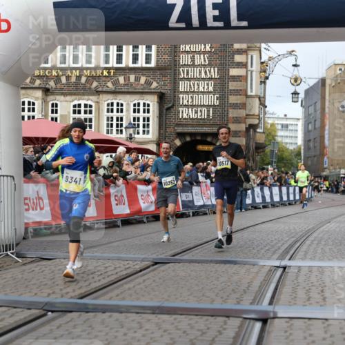 05.10.2025 - 20. swb-Marathon Bremen Yannick Fuchs http://msf.ph/oto/9237252 05.10.2025 10:38:54 Ziel 9341, 10352, 10409, 10517, 10862, 11132 meine-sportfotos.de
