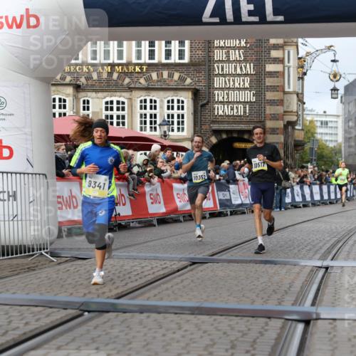 05.10.2025 - 20. swb-Marathon Bremen Yannick Fuchs http://msf.ph/oto/9237271 05.10.2025 10:38:54 Ziel 9341, 10352, 10409, 10517, 10862, 11132 meine-sportfotos.de