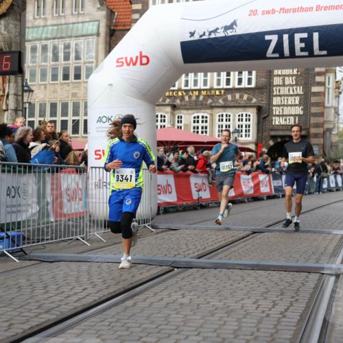 05.10.2025 - 20. swb-Marathon Bremen Yannick Fuchs http://msf.ph/oto/9237319 05.10.2025 10:38:55 Ziel 9341, 10352, 10409, 10517, 10862, 11132 meine-sportfotos.de