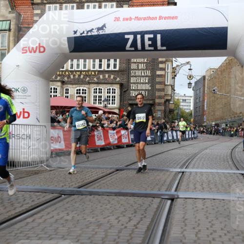 05.10.2025 - 20. swb-Marathon Bremen Yannick Fuchs http://msf.ph/oto/9237349 05.10.2025 10:38:55 Ziel 9341, 10352, 10409, 10517, 10862, 11132 meine-sportfotos.de