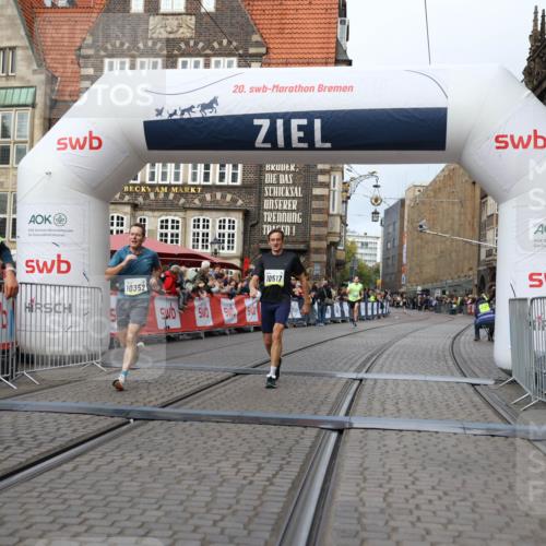 05.10.2025 - 20. swb-Marathon Bremen Yannick Fuchs http://msf.ph/oto/9237376 05.10.2025 10:38:56 Ziel 9341, 10352, 10409, 10517, 10862, 10967, 11132 meine-sportfotos.de