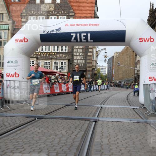 05.10.2025 - 20. swb-Marathon Bremen Yannick Fuchs http://msf.ph/oto/9237388 05.10.2025 10:38:56 Ziel 9341, 10352, 10409, 10517, 10862, 10967, 11132 meine-sportfotos.de