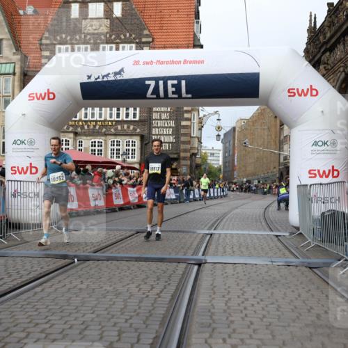 05.10.2025 - 20. swb-Marathon Bremen Yannick Fuchs http://msf.ph/oto/9237396 05.10.2025 10:38:56 Ziel 9341, 10352, 10409, 10517, 10862, 10967, 11132 meine-sportfotos.de