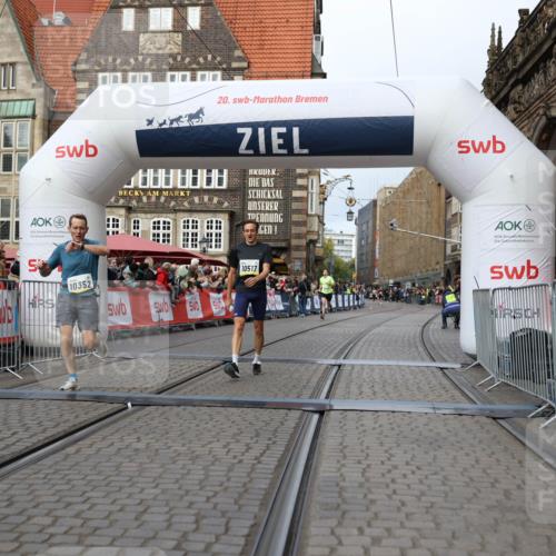 05.10.2025 - 20. swb-Marathon Bremen Yannick Fuchs http://msf.ph/oto/9237422 05.10.2025 10:38:56 Ziel 9341, 10352, 10409, 10517, 10862, 10967, 11132 meine-sportfotos.de