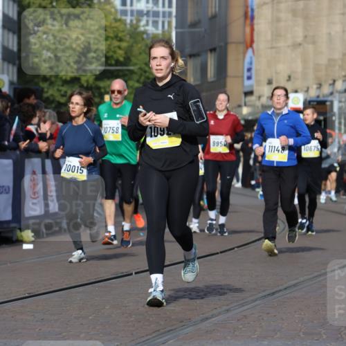 05.10.2025 - 20. swb-Marathon Bremen Strokosch-Dieckow http://msf.ph/oto/9237432 05.10.2025 10:55:55 Ziel 7147, 9871, 9950, 10015, 10610, 10654, 10758, 10921, 10959, 11052, 11148, 11439 meine-sportfotos.de