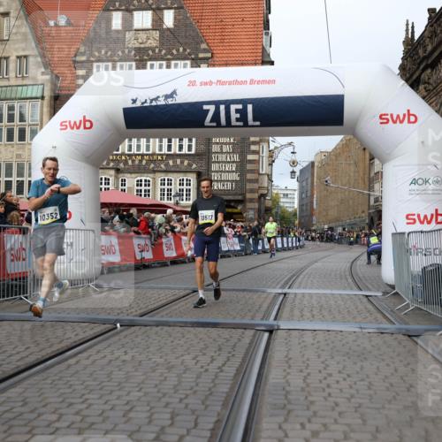 05.10.2025 - 20. swb-Marathon Bremen Yannick Fuchs http://msf.ph/oto/9237440 05.10.2025 10:38:56 Ziel 9341, 10352, 10409, 10517, 10862, 10967, 11132 meine-sportfotos.de