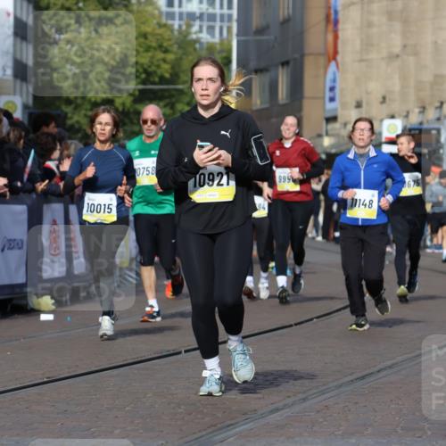 05.10.2025 - 20. swb-Marathon Bremen Strokosch-Dieckow http://msf.ph/oto/9237478 05.10.2025 10:55:55 Ziel 7147, 9871, 9950, 10015, 10610, 10654, 10758, 10921, 10959, 11052, 11148, 11439 meine-sportfotos.de