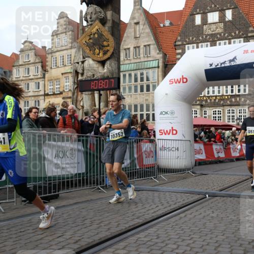 05.10.2025 - 20. swb-Marathon Bremen Yannick Fuchs http://msf.ph/oto/9237482 05.10.2025 10:38:57 Ziel 9341, 10352, 10409, 10517, 10862, 10967, 11132 meine-sportfotos.de