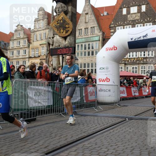 05.10.2025 - 20. swb-Marathon Bremen Yannick Fuchs http://msf.ph/oto/9237492 05.10.2025 10:38:57 Ziel 9341, 10352, 10409, 10517, 10862, 10967, 11132 meine-sportfotos.de