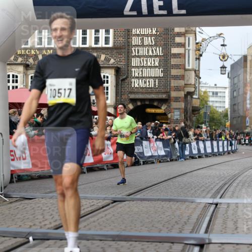 05.10.2025 - 20. swb-Marathon Bremen Yannick Fuchs http://msf.ph/oto/9237522 05.10.2025 10:38:59 Ziel 9341, 10352, 10409, 10517, 10967, 11132 meine-sportfotos.de