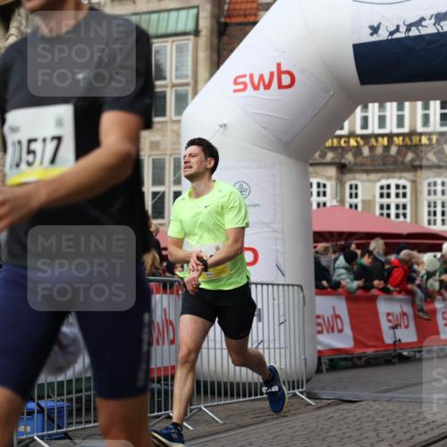 05.10.2025 - 20. swb-Marathon Bremen Yannick Fuchs http://msf.ph/oto/9237627 05.10.2025 10:39:01 Ziel 10352, 10517, 10967 meine-sportfotos.de