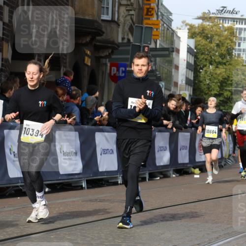 05.10.2025 - 20. swb-Marathon Bremen Strokosch-Dieckow http://msf.ph/oto/9237630 05.10.2025 10:56:02 Ziel 9541, 9811, 9950, 10006, 10009, 10015, 10394, 10641, 10664, 10675, 10758, 10959, 11095, 11148, 11620, 11626, 11693 meine-sportfotos.de