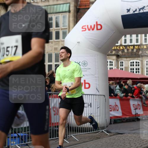 05.10.2025 - 20. swb-Marathon Bremen Yannick Fuchs http://msf.ph/oto/9237634 05.10.2025 10:39:01 Ziel 10352, 10517, 10967 meine-sportfotos.de