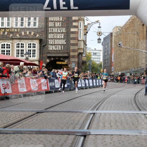 05.10.2025 - 20. swb-Marathon Bremen Yannick Fuchs http://msf.ph/oto/9237716 05.10.2025 10:39:09 Ziel 9403, 10847, 11594 meine-sportfotos.de