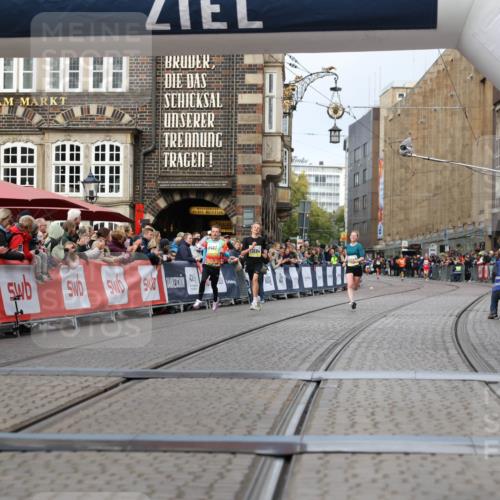 05.10.2025 - 20. swb-Marathon Bremen Yannick Fuchs http://msf.ph/oto/9237727 05.10.2025 10:39:09 Ziel 9403, 10847, 11594 meine-sportfotos.de