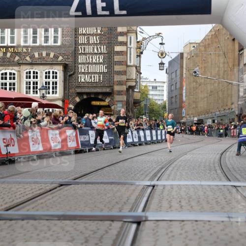 05.10.2025 - 20. swb-Marathon Bremen Yannick Fuchs http://msf.ph/oto/9237735 05.10.2025 10:39:09 Ziel 9403, 10847, 11594 meine-sportfotos.de