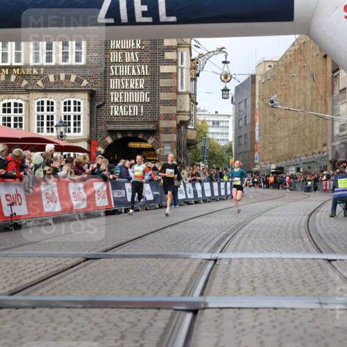 05.10.2025 - 20. swb-Marathon Bremen Yannick Fuchs http://msf.ph/oto/9237747 05.10.2025 10:39:09 Ziel 9403, 10847, 11594 meine-sportfotos.de