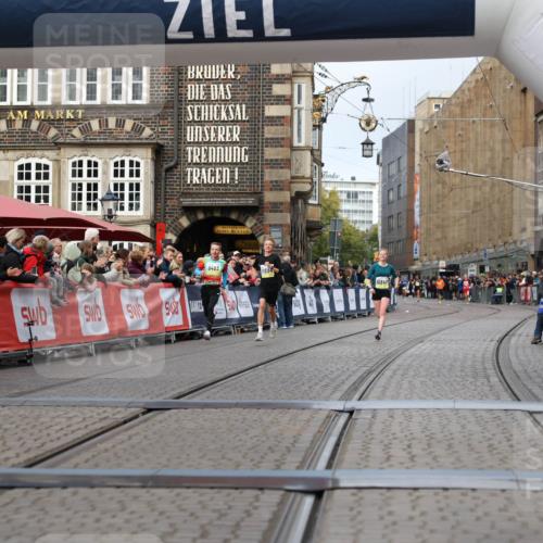 05.10.2025 - 20. swb-Marathon Bremen Yannick Fuchs http://msf.ph/oto/9237754 05.10.2025 10:39:09 Ziel 9403, 10847, 11594 meine-sportfotos.de