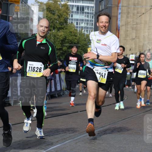 05.10.2025 - 20. swb-Marathon Bremen Strokosch-Dieckow http://msf.ph/oto/9237758 05.10.2025 10:56:05 Ziel 9541, 9811, 9950, 9968, 10006, 10009, 10015, 10394, 10641, 10664, 10675, 10959, 10989, 11095, 11148, 11366, 11620, 11626, 11630, 11693 meine-sportfotos.de