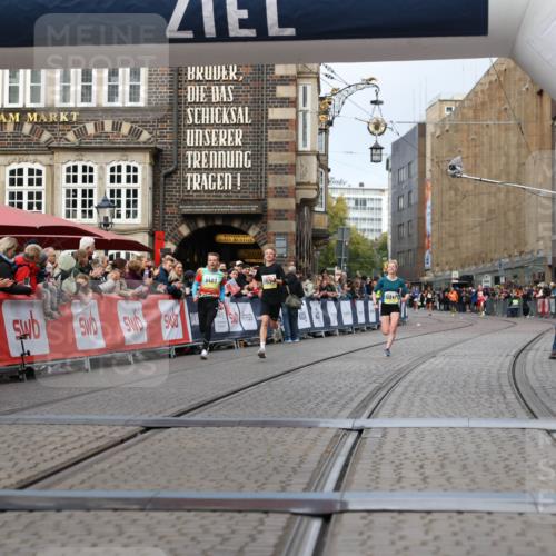 05.10.2025 - 20. swb-Marathon Bremen Yannick Fuchs http://msf.ph/oto/9237762 05.10.2025 10:39:09 Ziel 9403, 10847, 11594 meine-sportfotos.de