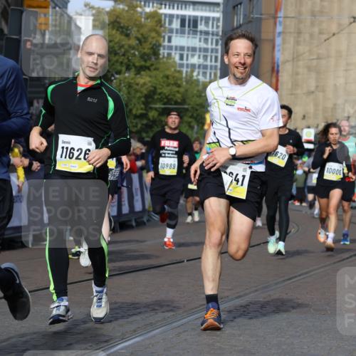 05.10.2025 - 20. swb-Marathon Bremen Strokosch-Dieckow http://msf.ph/oto/9237785 05.10.2025 10:56:05 Ziel 9541, 9811, 9950, 9968, 10006, 10009, 10015, 10394, 10641, 10664, 10675, 10959, 10989, 11095, 11148, 11366, 11620, 11626, 11630, 11693 meine-sportfotos.de