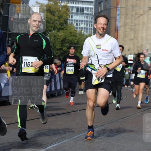 05.10.2025 - 20. swb-Marathon Bremen Strokosch-Dieckow http://msf.ph/oto/9237797 05.10.2025 10:56:05 Ziel 9541, 9811, 9950, 9968, 10006, 10009, 10015, 10394, 10641, 10664, 10675, 10959, 10989, 11095, 11148, 11366, 11620, 11626, 11630, 11693 meine-sportfotos.de