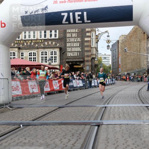 05.10.2025 - 20. swb-Marathon Bremen Yannick Fuchs http://msf.ph/oto/9237872 05.10.2025 10:39:11 Ziel 9403, 10847, 11594 meine-sportfotos.de