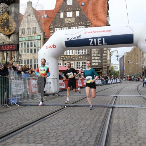 05.10.2025 - 20. swb-Marathon Bremen Yannick Fuchs http://msf.ph/oto/9238080 05.10.2025 10:39:13 Ziel 9403, 10847, 11594 meine-sportfotos.de