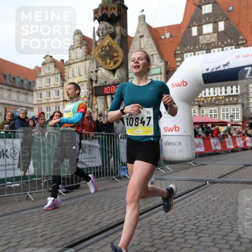05.10.2025 - 20. swb-Marathon Bremen Yannick Fuchs http://msf.ph/oto/9238144 05.10.2025 10:39:14 Ziel 9403, 10847, 11594 meine-sportfotos.de