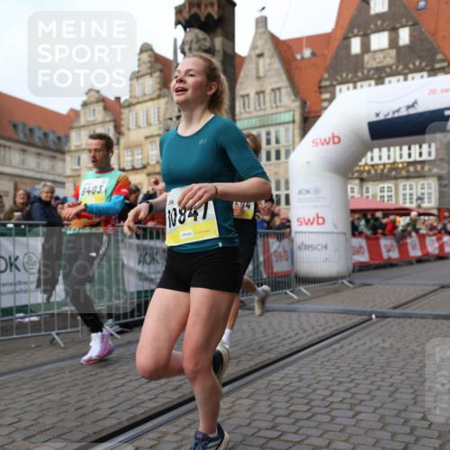05.10.2025 - 20. swb-Marathon Bremen Yannick Fuchs http://msf.ph/oto/9238181 05.10.2025 10:39:14 Ziel 9403, 10847, 11594 meine-sportfotos.de