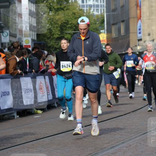 05.10.2025 - 20. swb-Marathon Bremen Strokosch-Dieckow http://msf.ph/oto/9238309 05.10.2025 10:56:19 Ziel 9258, 9424, 9783, 9932, 10028, 10191, 10196, 10424, 10590, 10992, 11364, 11554, 11662, 11723 meine-sportfotos.de