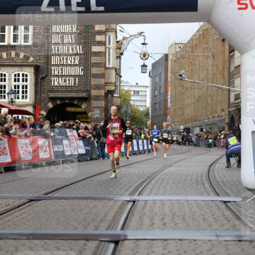 05.10.2025 - 20. swb-Marathon Bremen Yannick Fuchs http://msf.ph/oto/9238310 05.10.2025 10:39:24 Ziel 9239, 9863, 10908 meine-sportfotos.de