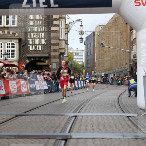 05.10.2025 - 20. swb-Marathon Bremen Yannick Fuchs http://msf.ph/oto/9238320 05.10.2025 10:39:24 Ziel 9239, 9863, 10908 meine-sportfotos.de