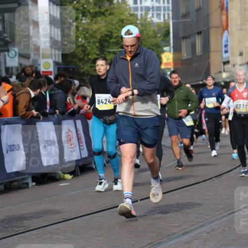 05.10.2025 - 20. swb-Marathon Bremen Strokosch-Dieckow http://msf.ph/oto/9238331 05.10.2025 10:56:19 Ziel 9258, 9424, 9783, 9932, 10028, 10191, 10196, 10424, 10590, 10992, 11364, 11554, 11662, 11723 meine-sportfotos.de