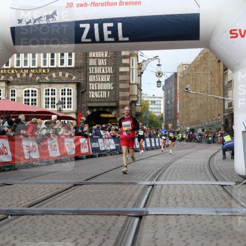 05.10.2025 - 20. swb-Marathon Bremen Yannick Fuchs http://msf.ph/oto/9238360 05.10.2025 10:39:24 Ziel 9239, 9863, 10908 meine-sportfotos.de