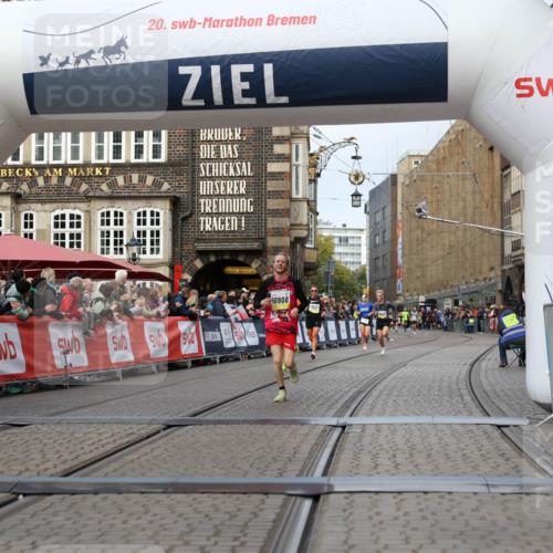 05.10.2025 - 20. swb-Marathon Bremen Yannick Fuchs http://msf.ph/oto/9238383 05.10.2025 10:39:24 Ziel 9239, 9863, 10908 meine-sportfotos.de