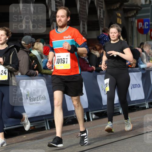 05.10.2025 - 20. swb-Marathon Bremen Strokosch-Dieckow http://msf.ph/oto/9238394 05.10.2025 10:56:20 Ziel 9424, 9783, 9932, 10028, 10191, 10196, 10387, 10424, 10546, 10590, 11554, 11662, 11723 meine-sportfotos.de
