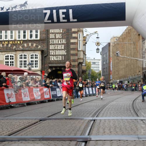 05.10.2025 - 20. swb-Marathon Bremen Yannick Fuchs http://msf.ph/oto/9238411 05.10.2025 10:39:25 Ziel 9239, 9863, 10908, 11067 meine-sportfotos.de