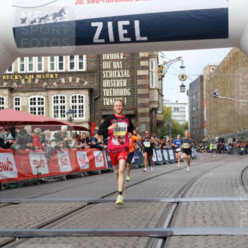 05.10.2025 - 20. swb-Marathon Bremen Yannick Fuchs http://msf.ph/oto/9238444 05.10.2025 10:39:25 Ziel 9239, 9863, 10908, 11067 meine-sportfotos.de