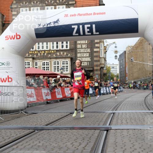 05.10.2025 - 20. swb-Marathon Bremen Yannick Fuchs http://msf.ph/oto/9238475 05.10.2025 10:39:26 Ziel 7111, 9239, 9863, 10908, 11067 meine-sportfotos.de
