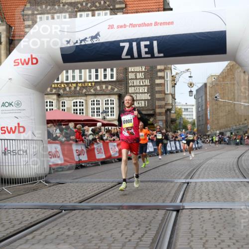 05.10.2025 - 20. swb-Marathon Bremen Yannick Fuchs http://msf.ph/oto/9238484 05.10.2025 10:39:26 Ziel 7111, 9239, 9863, 10908, 11067 meine-sportfotos.de