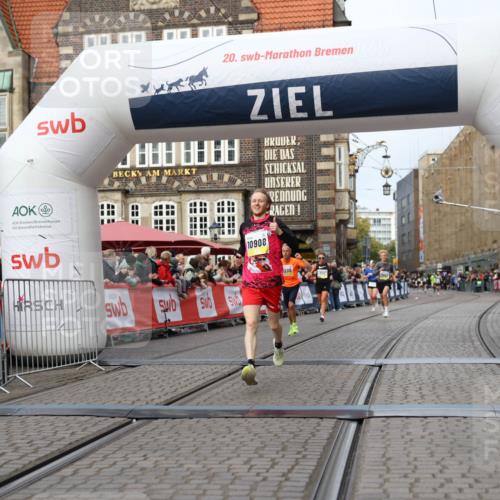 05.10.2025 - 20. swb-Marathon Bremen Yannick Fuchs http://msf.ph/oto/9238495 05.10.2025 10:39:26 Ziel 7111, 9239, 9863, 10908, 11067 meine-sportfotos.de