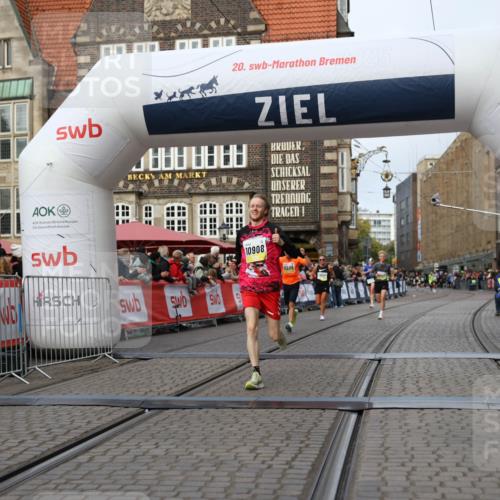 05.10.2025 - 20. swb-Marathon Bremen Yannick Fuchs http://msf.ph/oto/9238517 05.10.2025 10:39:26 Ziel 7111, 9239, 9863, 10908, 11067 meine-sportfotos.de