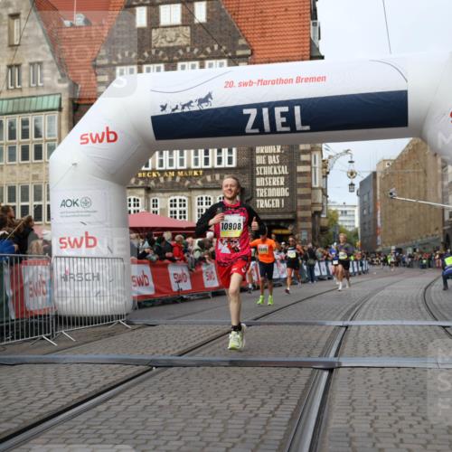 05.10.2025 - 20. swb-Marathon Bremen Yannick Fuchs http://msf.ph/oto/9238525 05.10.2025 10:39:26 Ziel 7111, 9239, 9863, 10908, 11067 meine-sportfotos.de