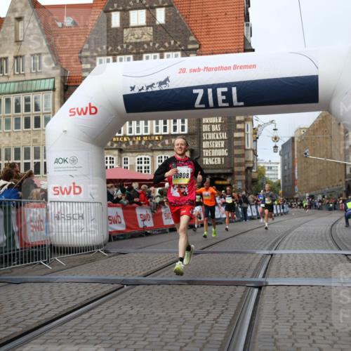 05.10.2025 - 20. swb-Marathon Bremen Yannick Fuchs http://msf.ph/oto/9238535 05.10.2025 10:39:26 Ziel 7111, 9239, 9863, 10908, 11067 meine-sportfotos.de