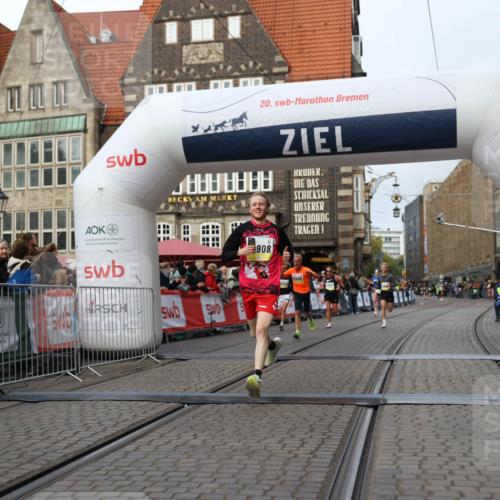 05.10.2025 - 20. swb-Marathon Bremen Yannick Fuchs http://msf.ph/oto/9238548 05.10.2025 10:39:26 Ziel 7111, 9239, 9863, 10908, 11067 meine-sportfotos.de