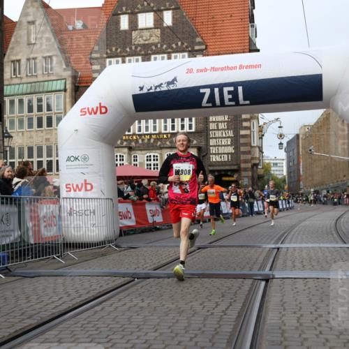 05.10.2025 - 20. swb-Marathon Bremen Yannick Fuchs http://msf.ph/oto/9238560 05.10.2025 10:39:26 Ziel 7111, 9239, 9863, 10908, 11067 meine-sportfotos.de