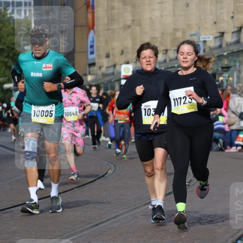 05.10.2025 - 20. swb-Marathon Bremen Strokosch-Dieckow http://msf.ph/oto/9238585 05.10.2025 10:56:25 Ziel 9424, 9783, 9790, 9932, 10005, 10028, 10179, 10191, 10387, 10424, 10546, 10590, 10648, 11100, 11253, 11571, 11662, 11723 meine-sportfotos.de