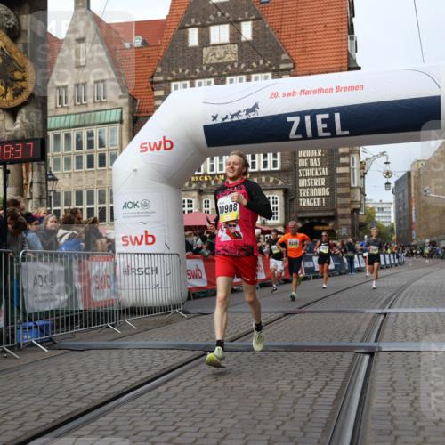 05.10.2025 - 20. swb-Marathon Bremen Yannick Fuchs http://msf.ph/oto/9238586 05.10.2025 10:39:27 Ziel 7111, 9239, 9863, 10908, 11067, 11343 meine-sportfotos.de